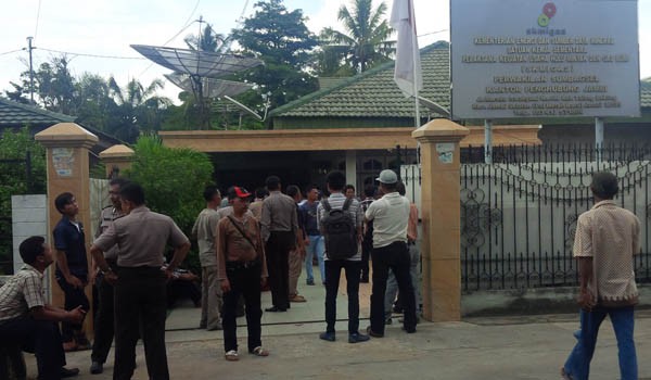 Warga yang menuntut pengoprasian PLTMG Tebing Tinggi Tanjabbar